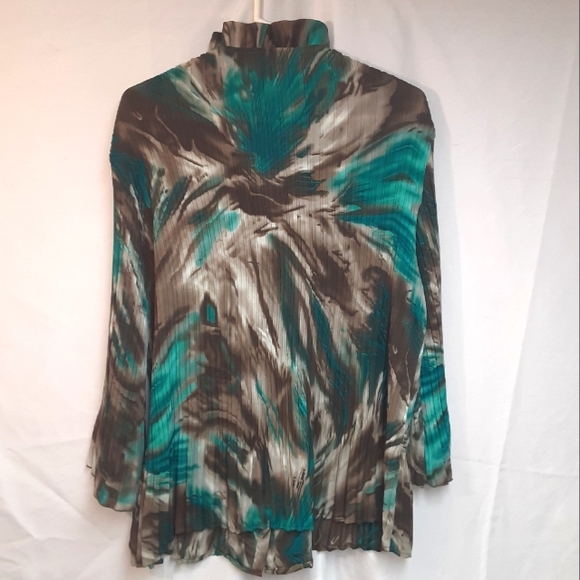 Signature by Larry Levine Woman Grey Pleated Crepe Tulip Sleeve Blouse  Size 2X. - Picture 3 of 11